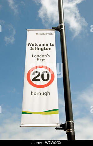 Bannière disant 'Bienvenue à Islington, London's premier Vingt ou 20 milles à l'heure", l'arrondissement d'Islington, Angleterre, Royaume-Uni, juin 2013. Banque D'Images