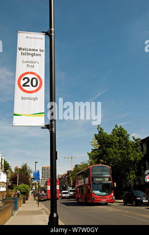 Bannière disant 'Bienvenue à Islington, London's premier Vingt ou 20 milles à l'heure", l'arrondissement d'Islington, Angleterre, Royaume-Uni, juin 2013. Banque D'Images