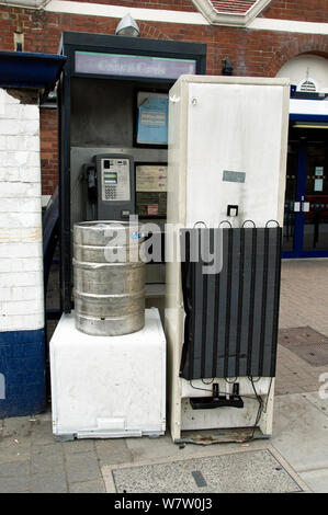 Les décharges sauvages - vieux appareils ménagers et autres, aux fins de recyclage de ferraille de bloquer l'entrée d'un téléphone public fort à l'extérieur de Drayton Park Station, London Borough d'Islington, Angleterre, Royaume-Uni, juin 2013. Banque D'Images