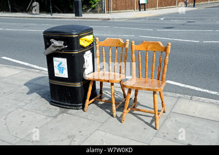 Deux chaises en bois mis en street pour recyclage, Highbury, Département du Nord-Ouest, Angleterre, Royaume-Uni, juin 2013. Banque D'Images