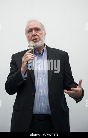 Éditeur et rédacteur irlandais Kevin Kelly parle à un événement promotionnel pour son nouveau livre 'Silver Cord' à Ningbo City, Zhejiang Province de Chine orientale, 15 Banque D'Images