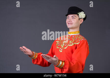 Guy russe attrayant en costume de danse, studio photo Banque D'Images