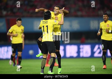 Joueur de football brésilien Ricardo Goulart, avant, de Guangzhou Evergrande Taobao célèbre avec son coéquipier, joueur de football brésilien Alan Carvalho Banque D'Images