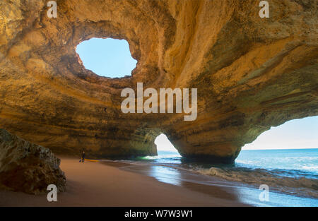 Falaises de grès altérés, des rochers et de la roche naturelle creusée par la mer d'Archway. Benagil Grotte, Algarve, Portugal, décembre 2010. Banque D'Images