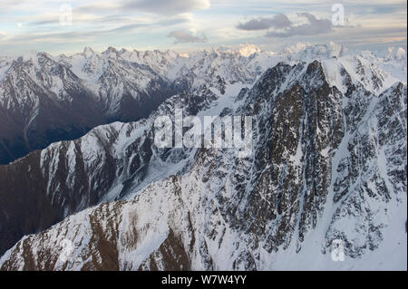 La crête principale des hautes montagnes du Caucase Central, région de Bezengi, de Kabardino-Balkarie, en Russie, en octobre. Banque D'Images