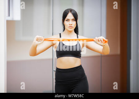 Femme de remise en forme. Fille de sports dans la salle de sport faire des exercices Banque D'Images