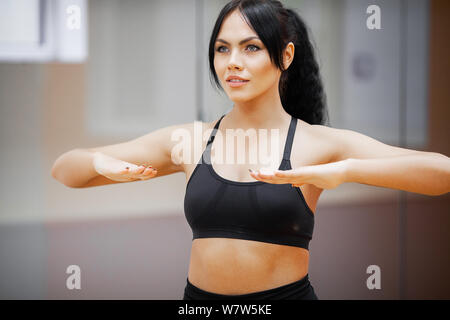 Femme de remise en forme. Fille de sports dans la salle de sport faire des exercices Banque D'Images