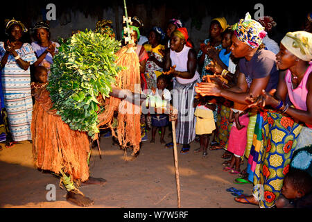 Danse traditionnelle exécutée par Tanda, Iemberem, village du Parc National de Cantanhez, Guinée-Bissau, décembre 2013. Banque D'Images