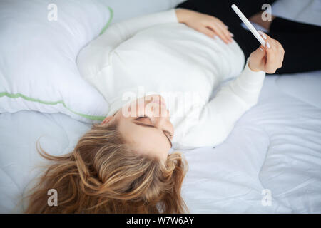 Girl looking at test de grossesse. Femme triste en attendant les résultats du test enceintes Banque D'Images