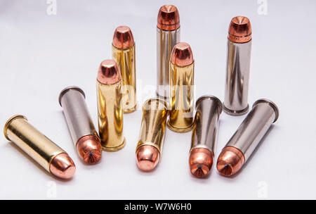 Dix balles, cinq .38 Special full metal jacket et 5 .357 magnum sur un fond blanc Banque D'Images