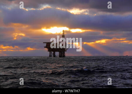 Coucher de soleil à la plate-forme d'Eider, 60 milles au nord-est de l'archipel des Shetland, Mer du Nord, novembre 2013. Tous les non-usages de rédaction doivent être effacés individuellement. Banque D'Images