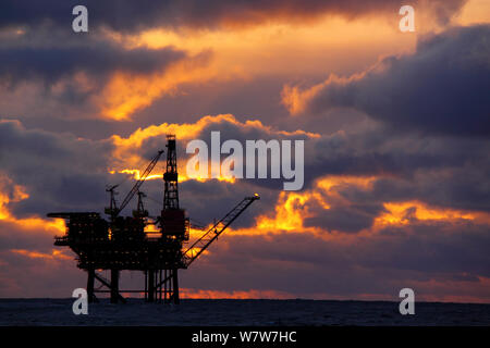 Coucher de soleil à la plate-forme d'Eider, 60 milles au nord-est de l'archipel des Shetland, Mer du Nord, novembre 2013. Tous les non-usages de rédaction doivent être effacés individuellement. Banque D'Images