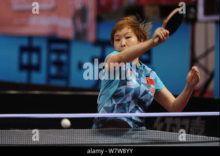 Zhu Yuling de Chine renvoie un shot à Khetkhuan Tamolwan de Thaïlande à leurs dames en troisième ronde match pendant la Seamaster 23e - Asian ITTF Banque D'Images