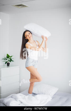 Femme du mode veille. Sur le lit en chambre de luxe à vous détendre et concept de semaine Banque D'Images