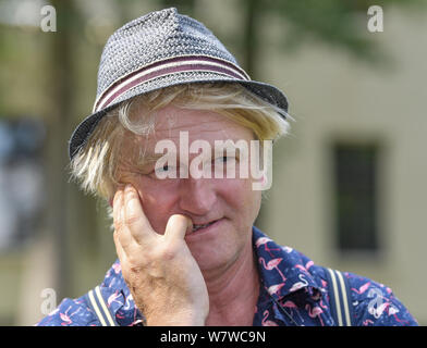 Reichenow, Allemagne. Le 06 août, 2019. Detlev Buck directeur sur l'ensemble de l'Amazonie série Bibi et Tina en face de Reichenow Château. Le tournage de la nouvelle Amazon Bibi Original & Tina est actuellement en cours dans la région de Berlin. La série live action pour toute la famille accompagne la jeune sorcière Bibi Blocksberg et sa meilleure amie Tina sur leurs aventures à l'Reiterhof. La nouvelle série est d'être tourné d'ici la mi-août et sera disponible exclusivement pour les membres du premier du premier semestre de 2020. Crédit : Patrick Pleul/dpa-Zentralbild/ZB/dpa/Alamy Live News Banque D'Images