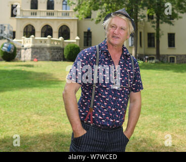 Reichenow, Allemagne. Le 06 août, 2019. Detlev Buck directeur sur l'ensemble de l'Amazonie série Bibi et Tina en face de Reichenow Château. Le tournage de la nouvelle Amazon Bibi Original & Tina est actuellement en cours dans la région de Berlin. La série live action pour toute la famille accompagne la jeune sorcière Bibi Blocksberg et sa meilleure amie Tina sur leurs aventures à l'Reiterhof. La nouvelle série est d'être tourné d'ici la mi-août et sera disponible exclusivement pour les membres du premier du premier semestre de 2020. Crédit : Patrick Pleul/dpa-Zentralbild/ZB/dpa/Alamy Live News Banque D'Images