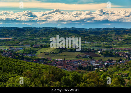 Alba, Piémont, Italie, ville au cœur de la vue du dessus des Langhe, entouré de collines plein de vignes et de bois, dans le ciel nuages suggestif Banque D'Images