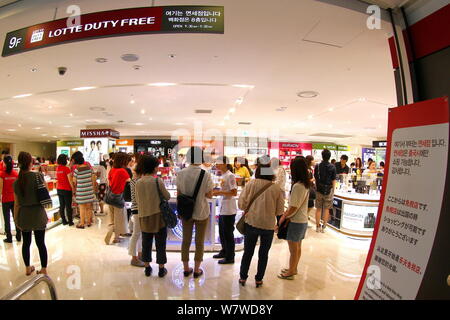 --FILE--clients, qui sont pour la plupart des Chinois, lors d'une boutique Duty Free Store Lotte à Séoul, Corée du Sud, 23 juillet 2012. L'industrie du tourisme de Corée du Sud a Banque D'Images