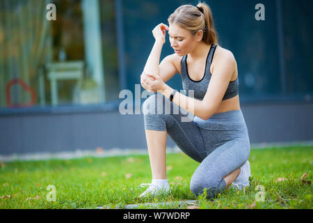 Blessure au coude. Femme Fitness avec douleur dans son coude Banque D'Images