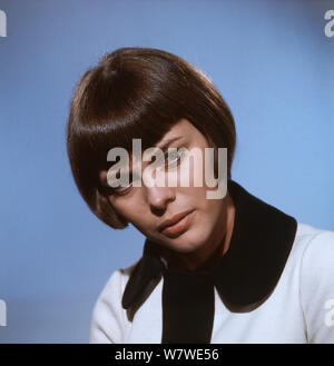 Werbeportrait der französischen Sängerin Mireille Mathieu, Deutschland, Anfang 1970 er. Portrait de promotion de la chanteuse française Mireille Mathieu, l'Allemagne, début des années 70. Banque D'Images