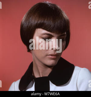 Werbeportrait der französischen Sängerin Mireille Mathieu, Deutschland, Anfang 1970 er. Portrait de promotion de la chanteuse française Mireille Mathieu, l'Allemagne, début des années 70. Banque D'Images