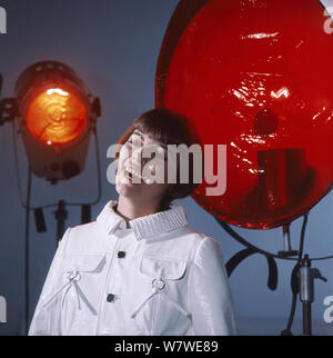 Werbeportrait der französischen Sängerin Mireille Mathieu, Deutschland, Anfang 1970 er. Portrait de promotion de la chanteuse française Mireille Mathieu, l'Allemagne, début des années 70. Banque D'Images