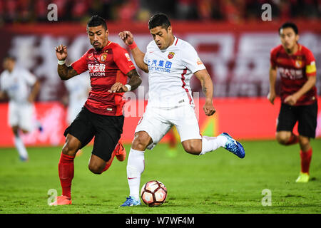 Joueur de football brésilien, Givanildo Vieira de Sousa, mieux connu sous le nom de Hulk, de la Shanghai EPOP, droit, défis joueur de football brésilien Paulinho du G Banque D'Images