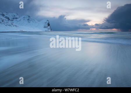 Twilight sur Unstad beach, Unstad, Utakleiv, Haukland, Norvège, mars 2013. Banque D'Images
