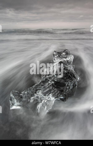 Les dépôts de glace glaciaire sur plage, Jokulsarlon, Islande, juin 2013. Banque D'Images