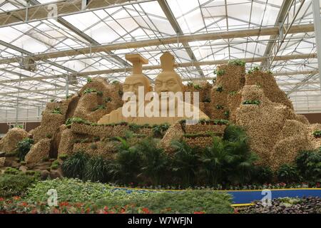 Avis de deux statues couronnant un 26 mètres de long de ses sculptures en montagne à partir de 20 000 kilogrammes de plantes gingembre lors d'une expo à Huang county, Anyang cit Banque D'Images