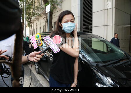 L'actrice de Hong Kong Elaine Ng Yi-Lei est interviewé après avoir vu Etta Ng, la fille de sa star kungfu et Jackie Chan, dans un hôpital de Hong Kong, C Banque D'Images