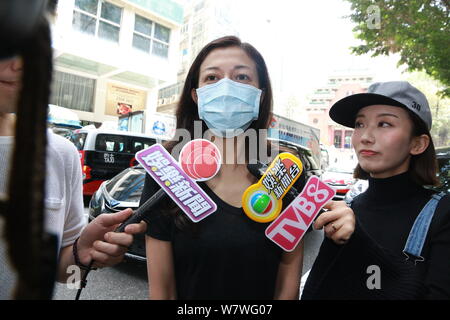 L'actrice de Hong Kong Elaine Ng Yi-Lei est interviewé après avoir vu Etta Ng, la fille de sa star kungfu et Jackie Chan, dans un hôpital de Hong Kong, C Banque D'Images