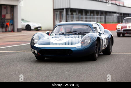 Jusqu'à 1962, sa conduite Bechtolsheimer Tojeiro EE sur la voie des stands pour le début de la qualification pour le RAC Tourist Trophy pour véhicules historiques Banque D'Images