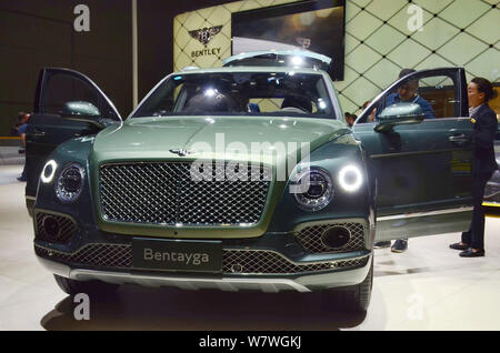 Une Bentley Bentayga SUV est sur l'affichage lors de la 17e Exposition de l'industrie internationale de l'Automobile de Shanghai, également connu sous le nom de Auto Shanghai 2017, dans la région de Shang Banque D'Images