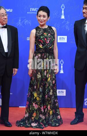 L'actrice japonaise yui Natsukawa, centre, arrive sur le tapis rouge pour la cérémonie d'ouverture du 7e Festival International du Film de Beijing, à Beijing Banque D'Images