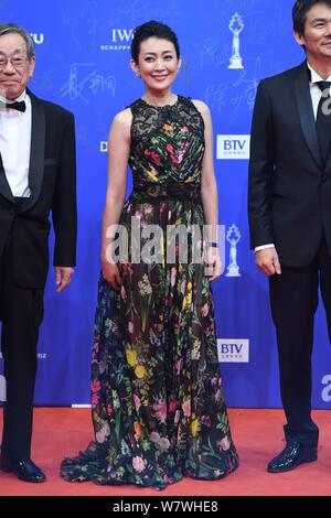 L'actrice japonaise yui Natsukawa, centre, arrive sur le tapis rouge pour la cérémonie d'ouverture du 7e Festival International du Film de Beijing, à Beijing Banque D'Images