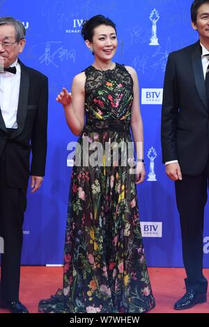 L'actrice japonaise yui Natsukawa, centre, arrive sur le tapis rouge pour la cérémonie d'ouverture du 7e Festival International du Film de Beijing, à Beijing Banque D'Images