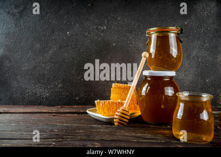 Chasse d'automne. Ferme biologique le miel en pots de miel. Produits de l'apiculture. Sur un fond rustique en bois Banque D'Images