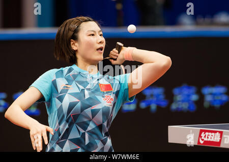 Ding de Ning Chine renvoie un shot de Miu Hirano du Japon dans leur match de finale dames Seamaster lors de la 23e Table asiatique ITTF - 10 Banque D'Images