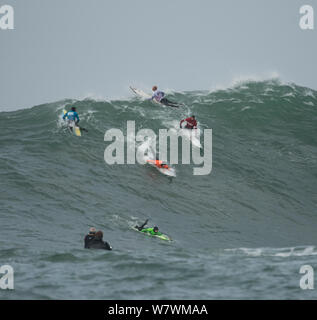 Les surfeurs en compétition dans les Mavericks 2014 Concours surf, Half Moon Bay, Californie, USA, janvier 2014. Banque D'Images