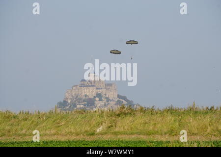 Deux parachutes l'atterrissage près de Mt St Michel, France sur une journée bleu clair Banque D'Images