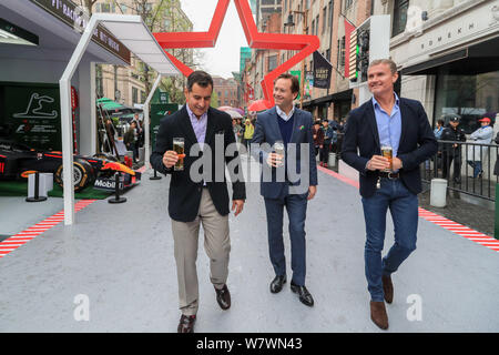 Ancien pilote de F1 David Coulthard, droite, assiste à un événement de Heineken pour préchauffer les Formule 1 2017 Grand Prix de Chine à Shanghai, Chine, 7 Banque D'Images