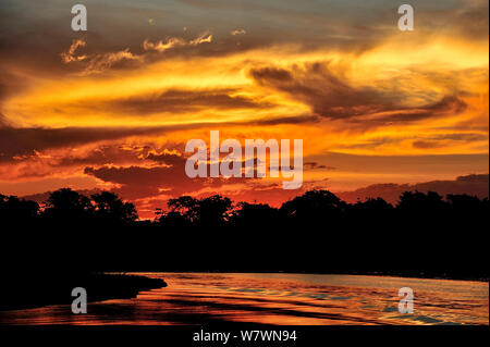 Coucher de soleil sur la région de Cuiaba River, Pantanal de Mato Grosso, Mato Grosso, l'ouest du Brésil. Banque D'Images