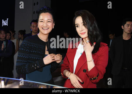 L'actrice chinoise Yang Mi, droite, assiste à un événement promotionnel pour la marque de joaillerie Piaget à Shanghai, Chine, le 13 avril 2017. Banque D'Images