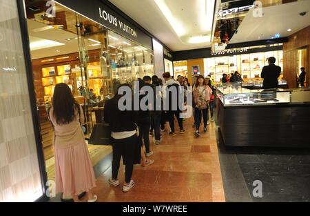 --FILE--les clients Chinois la queue devant une boutique de Louis Vuitton (LV) aux Galeries Lafayette pendant la 2016 'Les soldes Banque D'Images