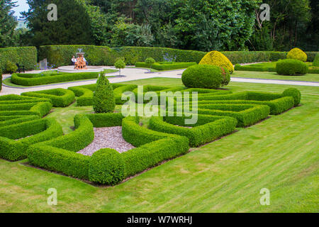 31 juillet 2019 invités du mariage vous détendre dans les jardins à la maison Magheramorne à une majestueuse maison populaire tournée salle de mariage le comté d'Antrim, Ulster Banque D'Images