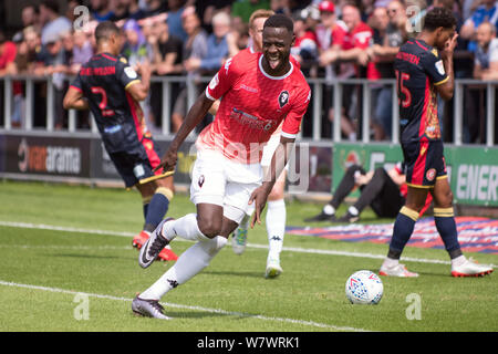 Emmanuel Dieseruvwe célèbre après avoir marqué le premier but jamais atteint par Salford City FC dans la Ligue de football anglaise. Banque D'Images