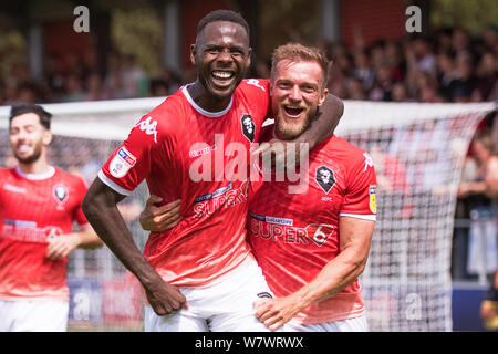 Emmanuel Dieseruvwe célèbre avec Scott Wiseman après avoir marqué le premier but jamais atteint par Salford City FC dans la Ligue de football anglaise. Banque D'Images