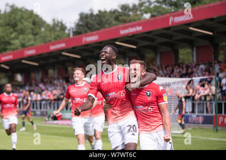 Emmanuel Dieseruvwe célèbre avec Scott Wiseman après avoir marqué le premier but jamais atteint par Salford City FC dans la Ligue de football anglaise. Banque D'Images