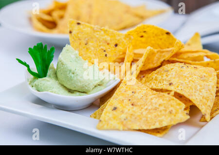 Bon plat de nacho avec guacamole sauce spéciale Banque D'Images